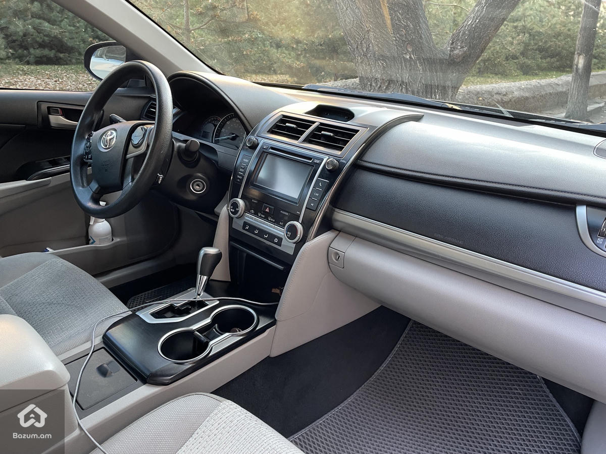Toyota Camry - image 6