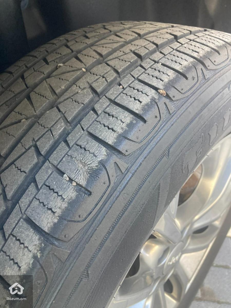 2020 Jeep Cherokee, Latitude Plus - image 12