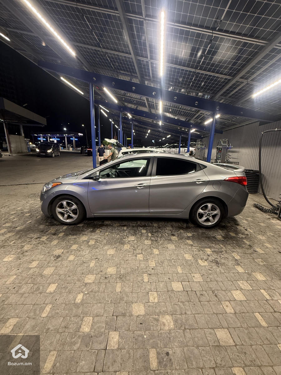 Hyundai Elantra Limited - image 7