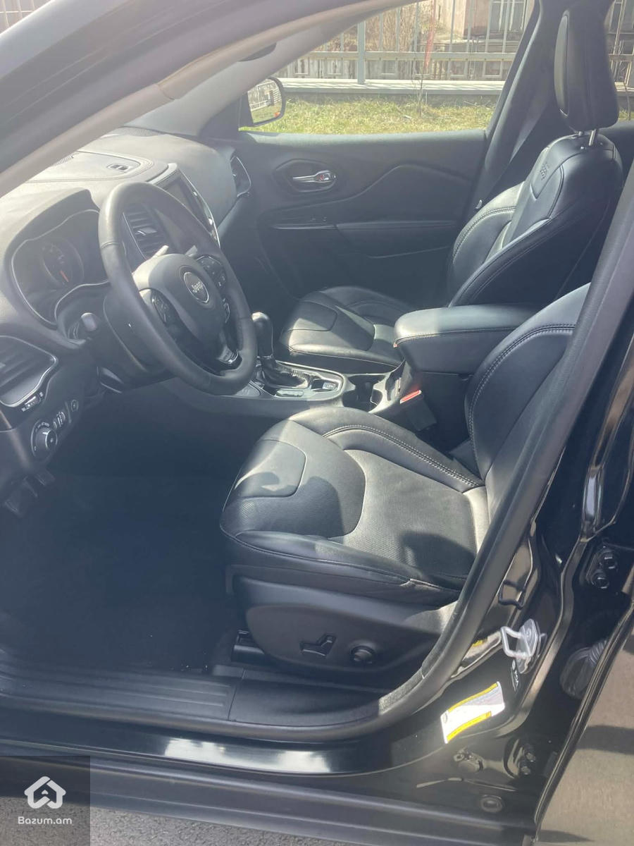 2023 Jeep Cherokee, Altitude Lux 4x4 - image 13