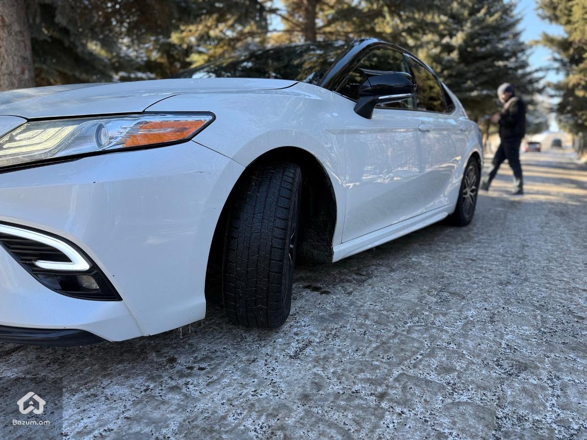 Toyota Camry v70 XSE - image 3