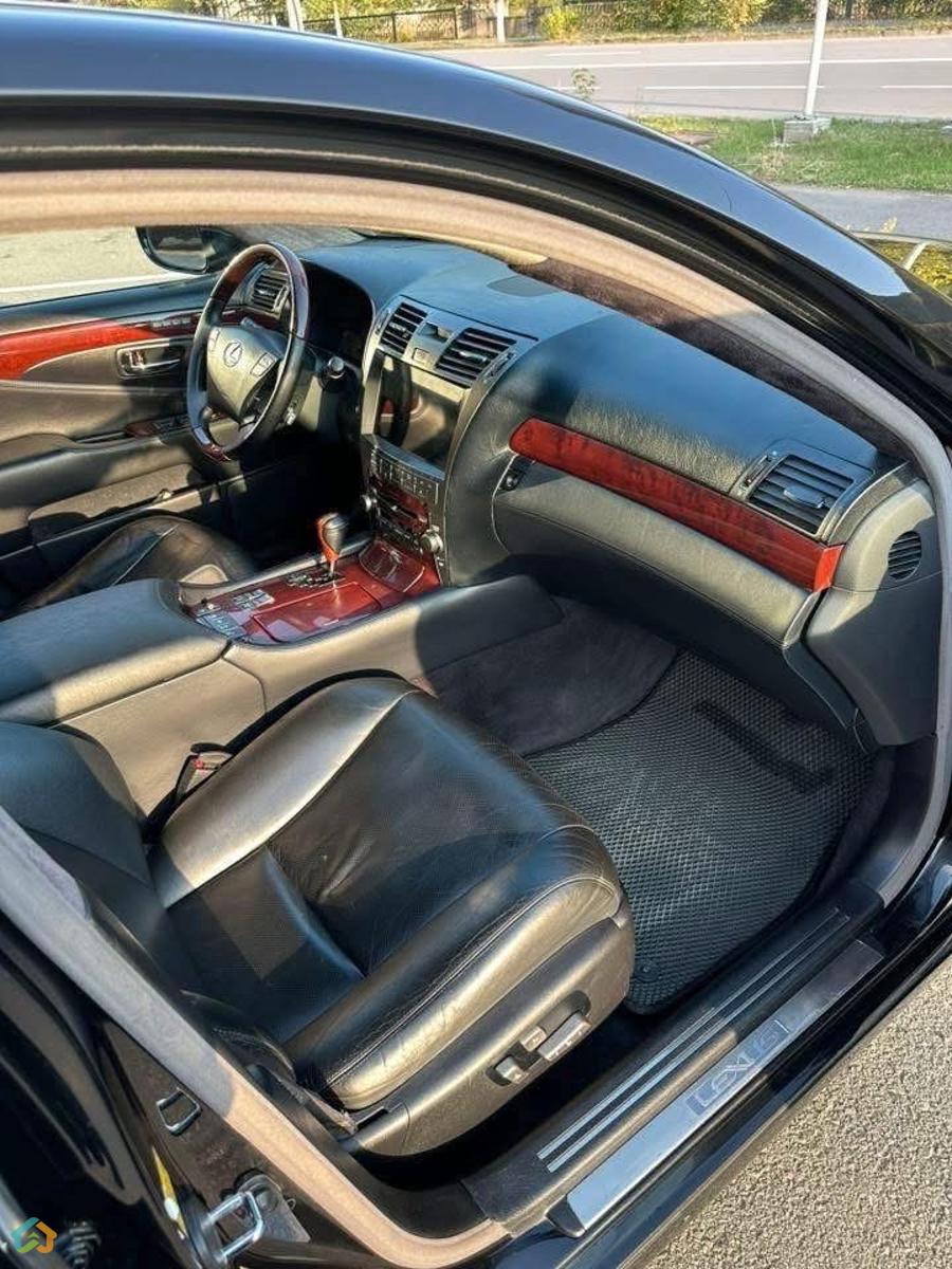 Lexus LS460 - image 8