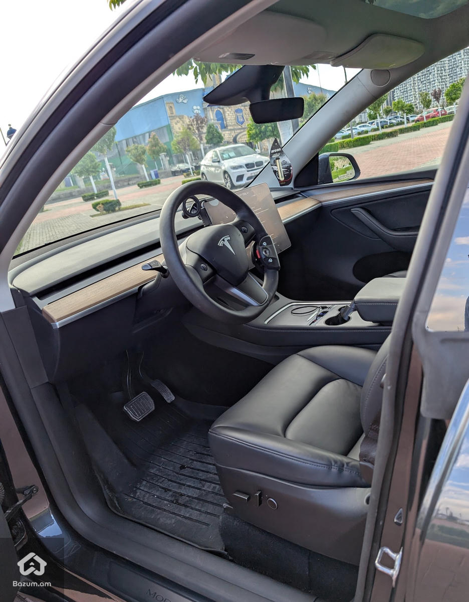 Tesla Model Y Long Range RWD  - image 7