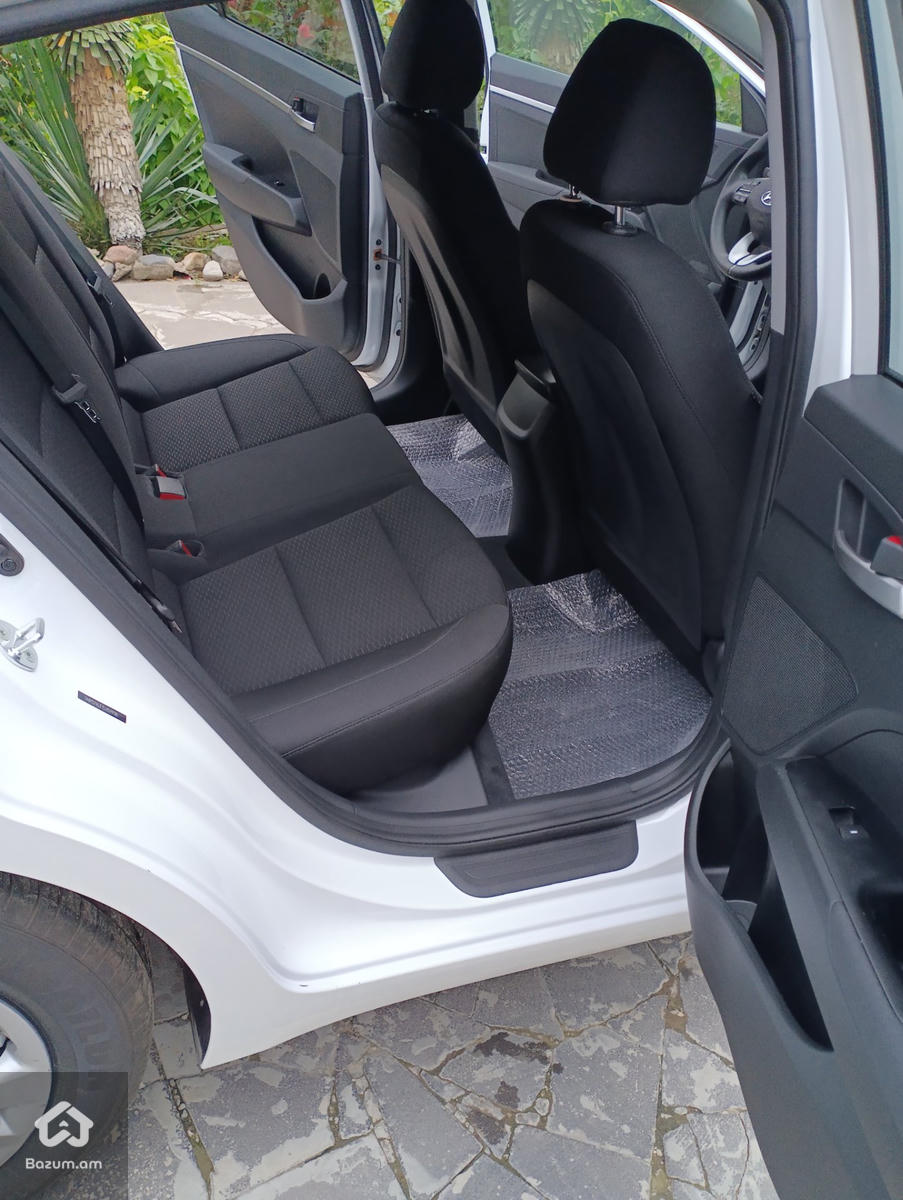Hyundai Elantra - image 12
