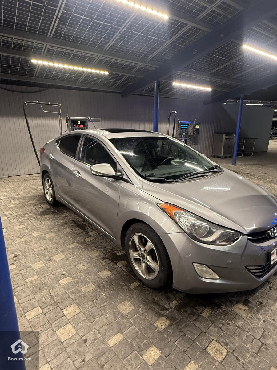 Hyundai Elantra Limited - image 2