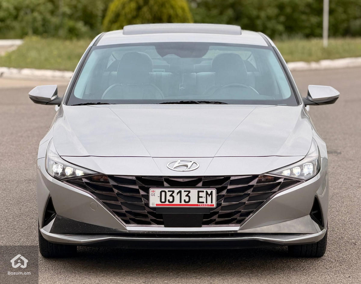 Hyundai Elantra Limited - image 5