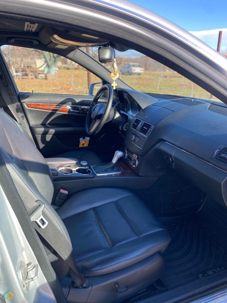 Mercedes Benz C300 - image 15