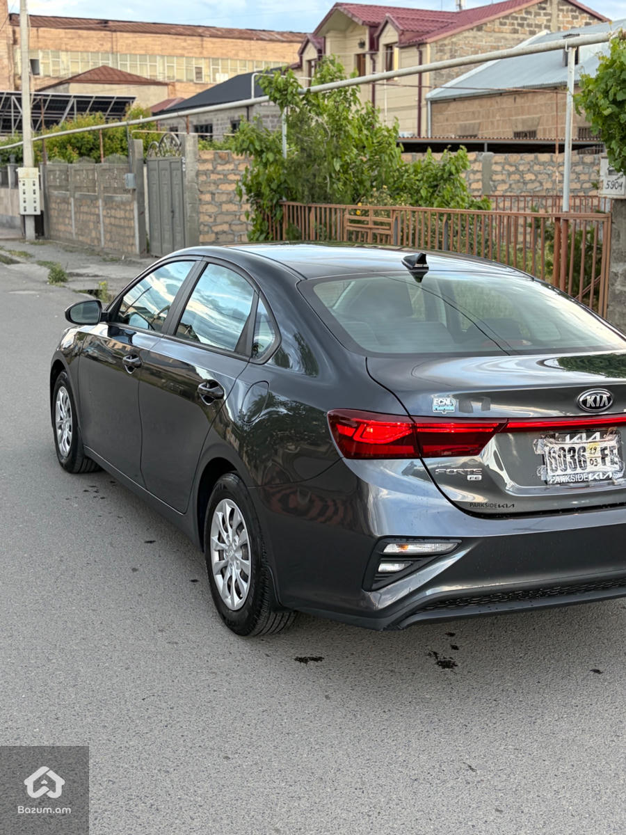 Kia Forte - image 4