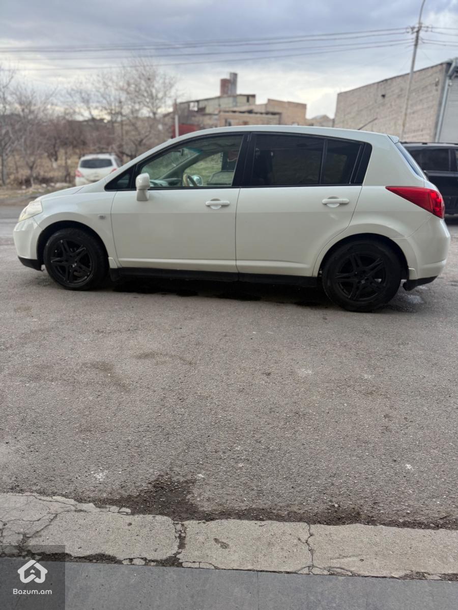 Nissan Tiida - image 8