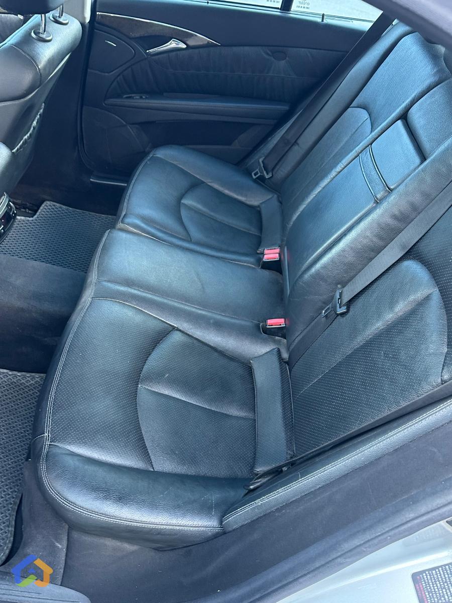 Mercedes Benz E320 - image 9