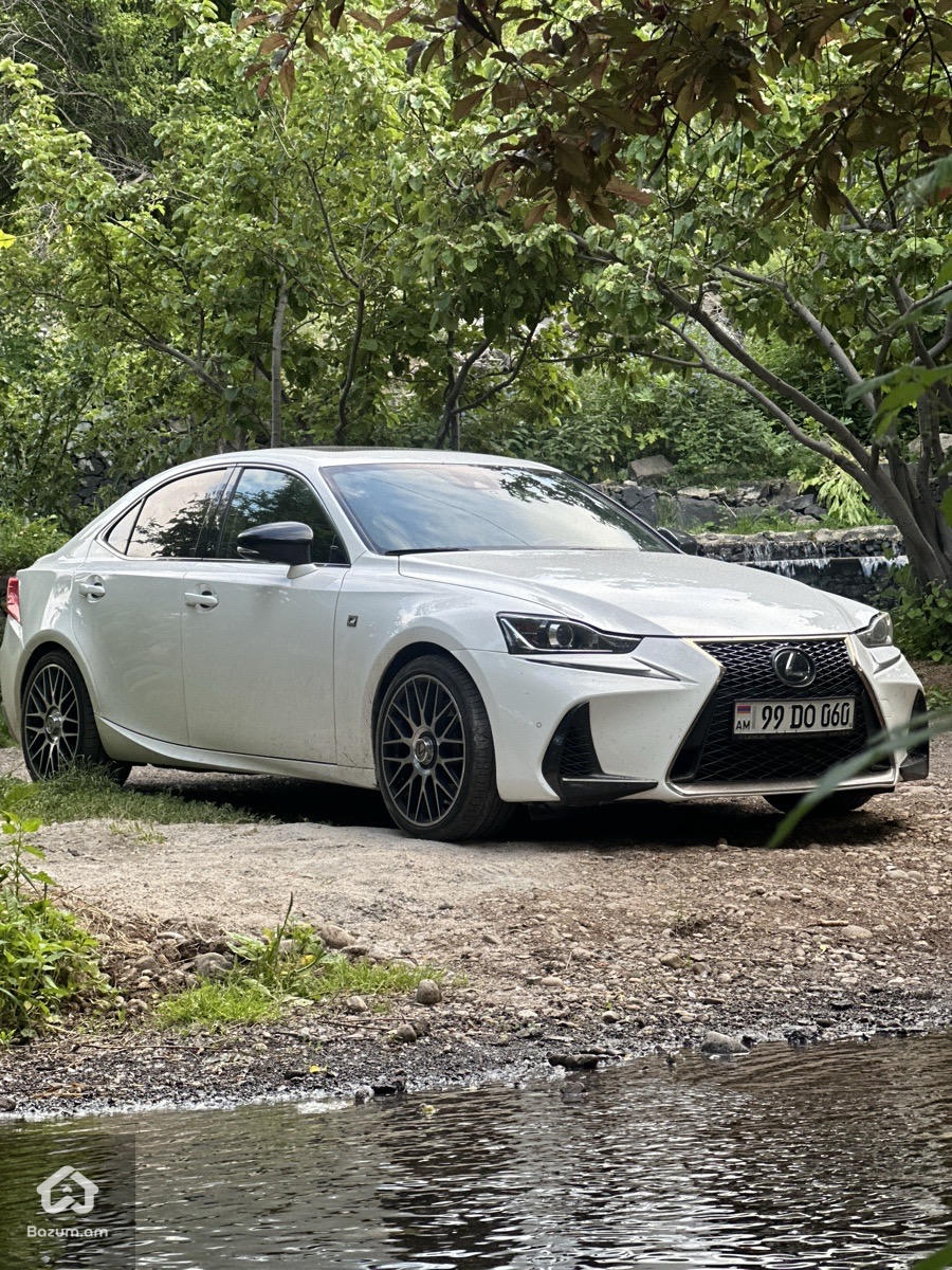 Lexus IS 300 2020 - image 2