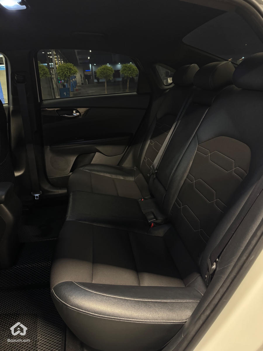 Kia Forte - image 9