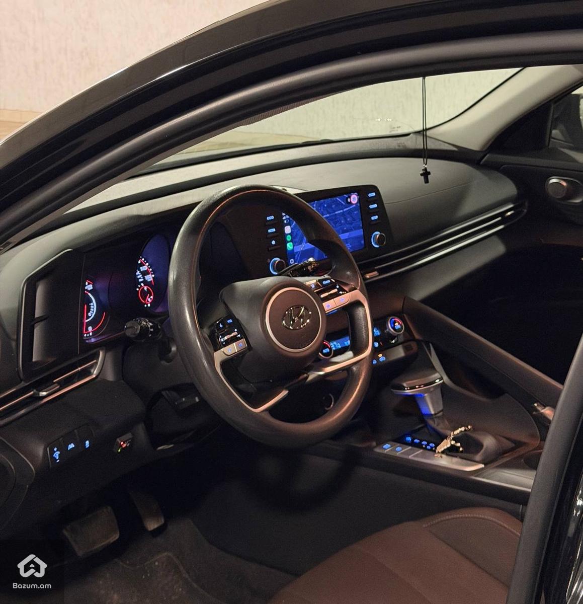 Hyundai Elantra SEL - image 8