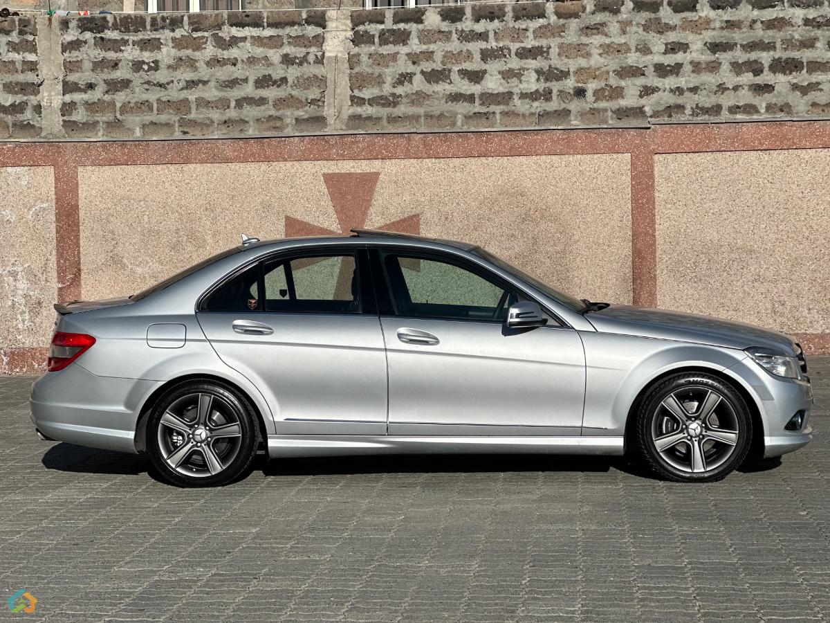 Mercedes benz c300 - image 8