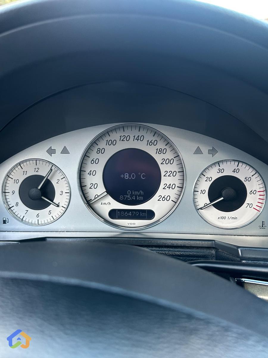 Mercedes Benz E320 - image 10