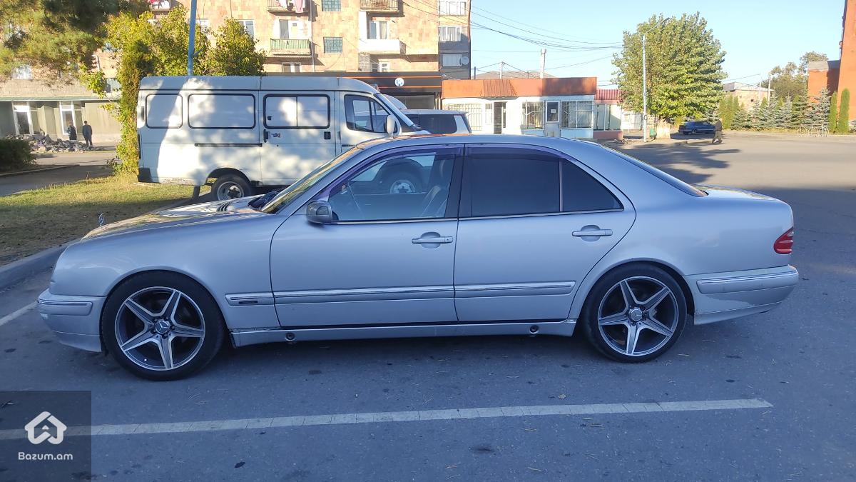 Mercedes E320 - image 7
