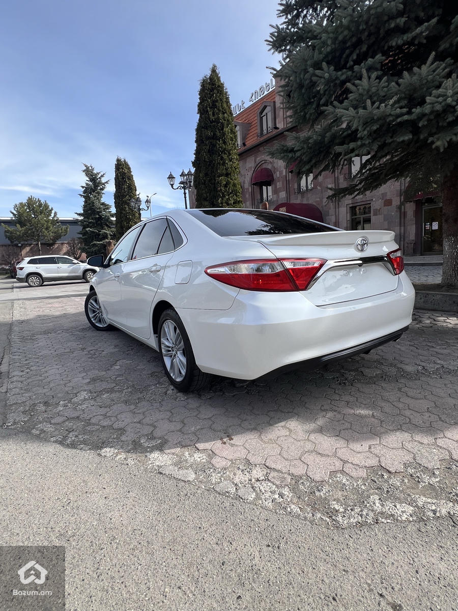 Toyota Camry - image 6
