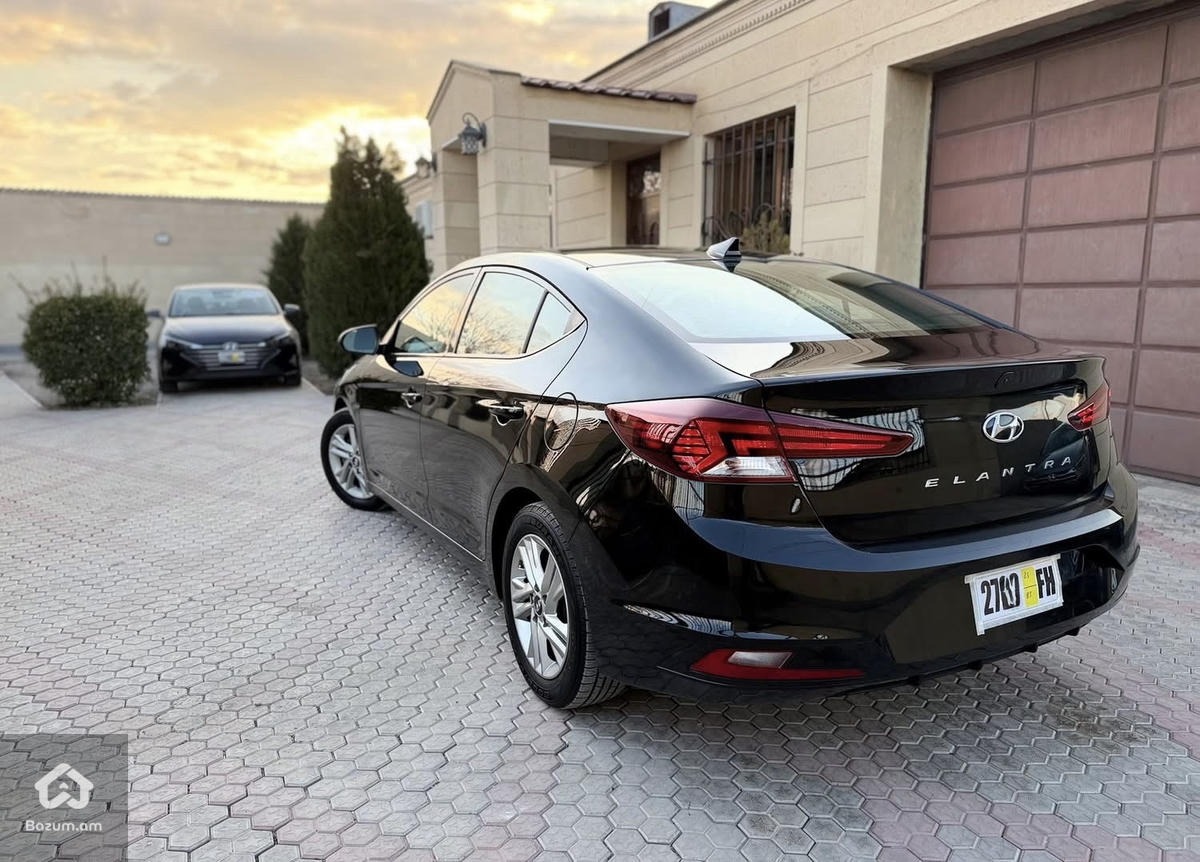 Hyundai Elantra Sel - image 3