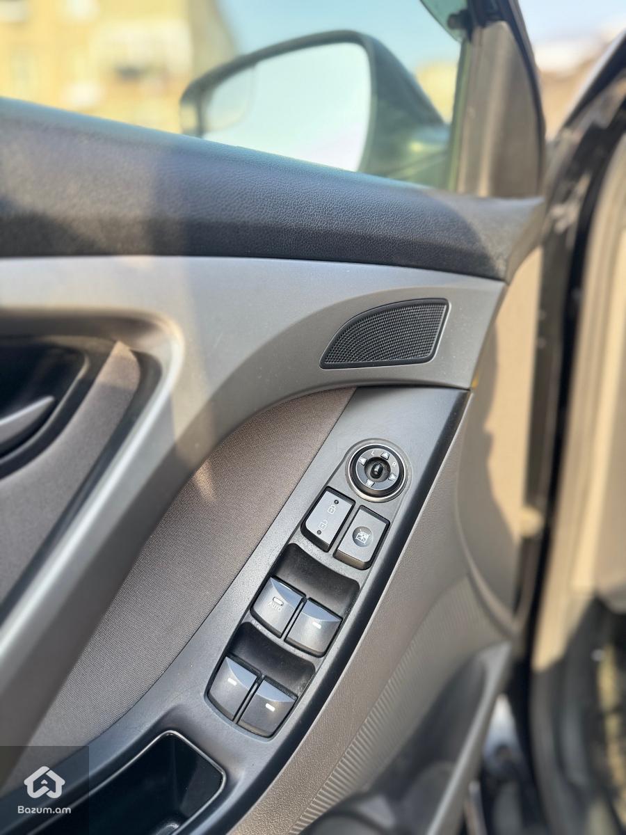 Hyundai Elantra - image 6