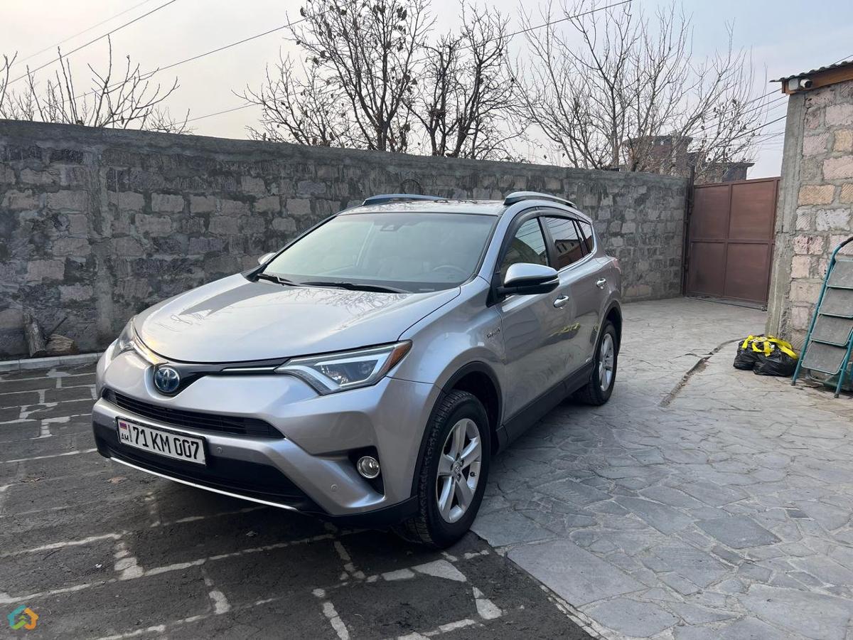 Toyota RAV4 - image 1