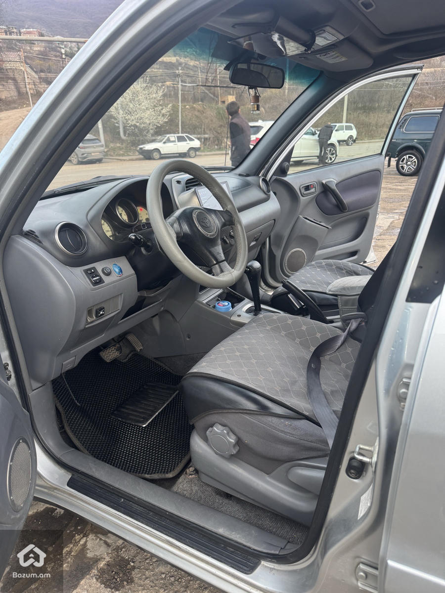 Toyota RAV4  - image 8