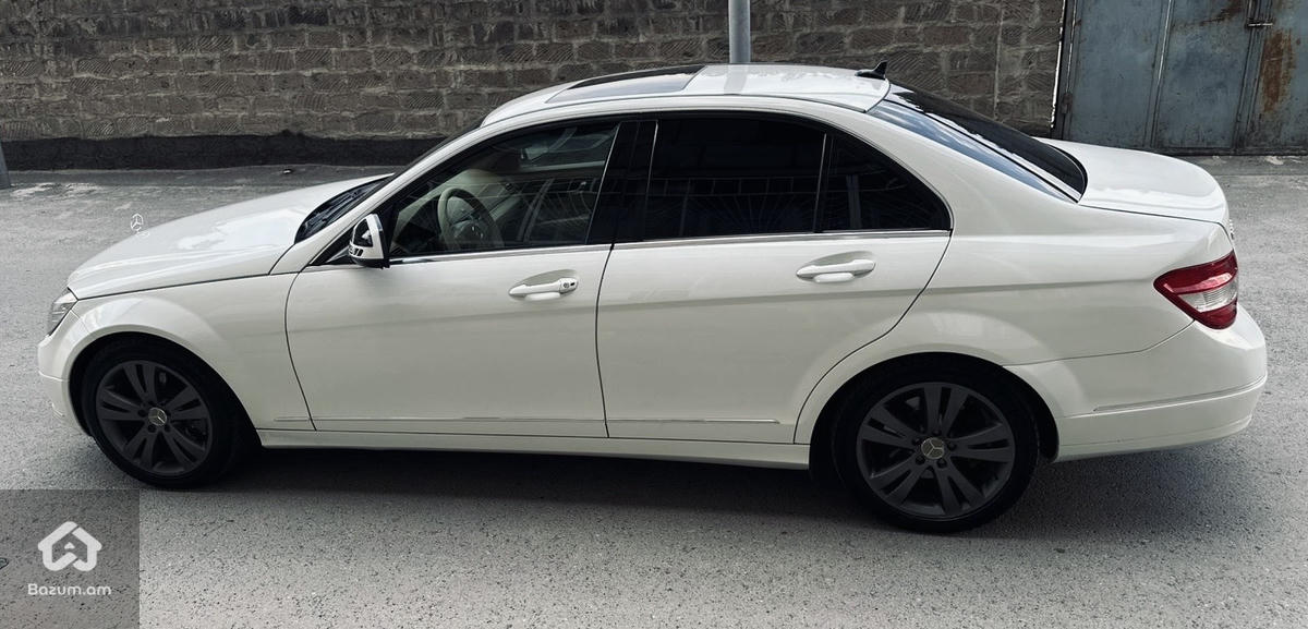 Mercedes-Benz W204 C300 - image 7