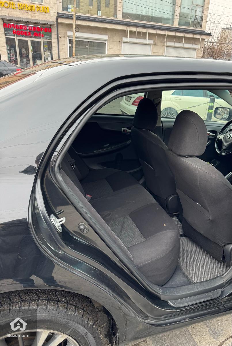 Toyota Corolla - image 2