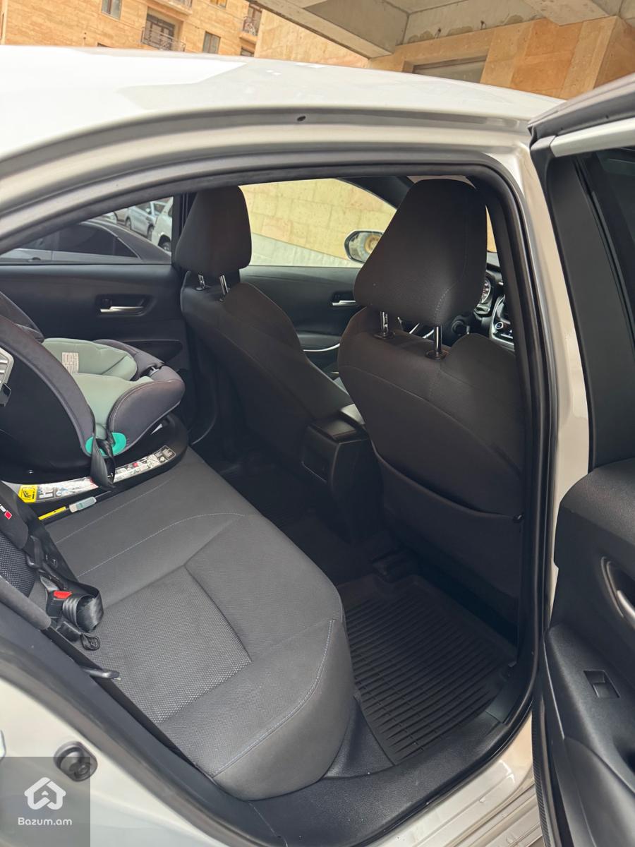 Toyota Corolla SE - image 9