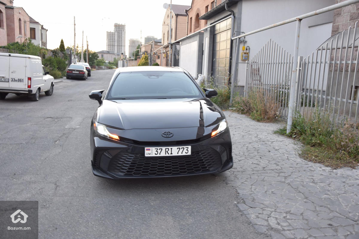 Toyota Camry - image 2