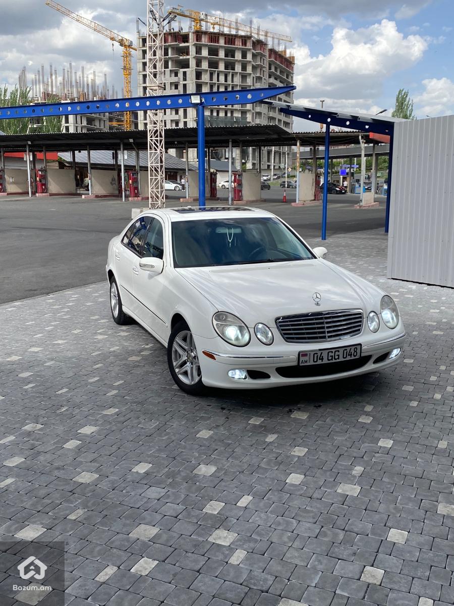 W211 Mersedes  - image 4