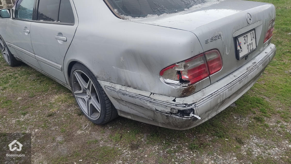 Mercedes E320 - image 11