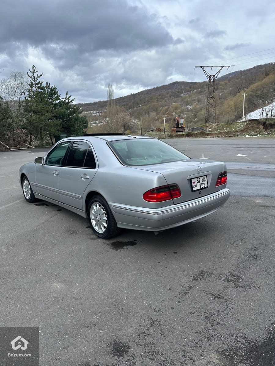 Mercedes Benz E320 - image 5