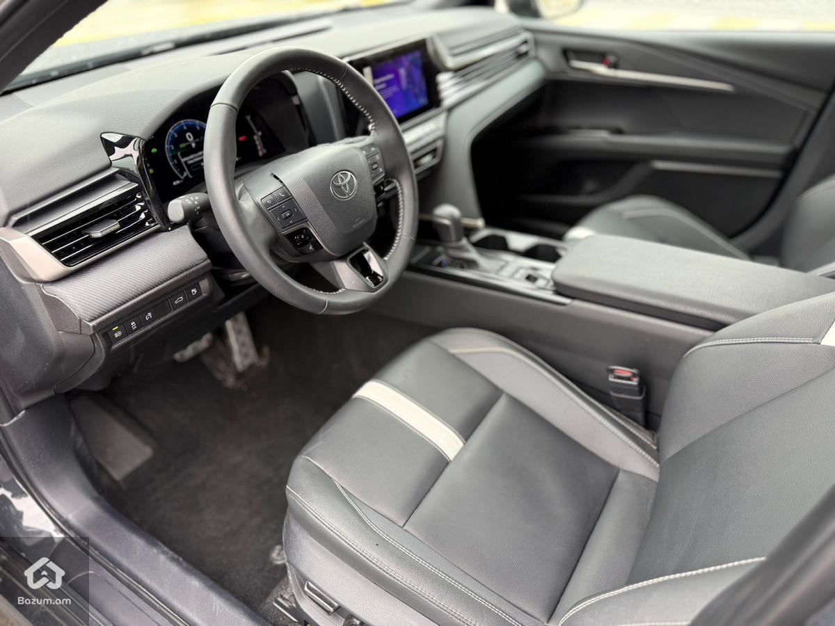 2025 Toyota Camry 2.5 Hybrid - image 6