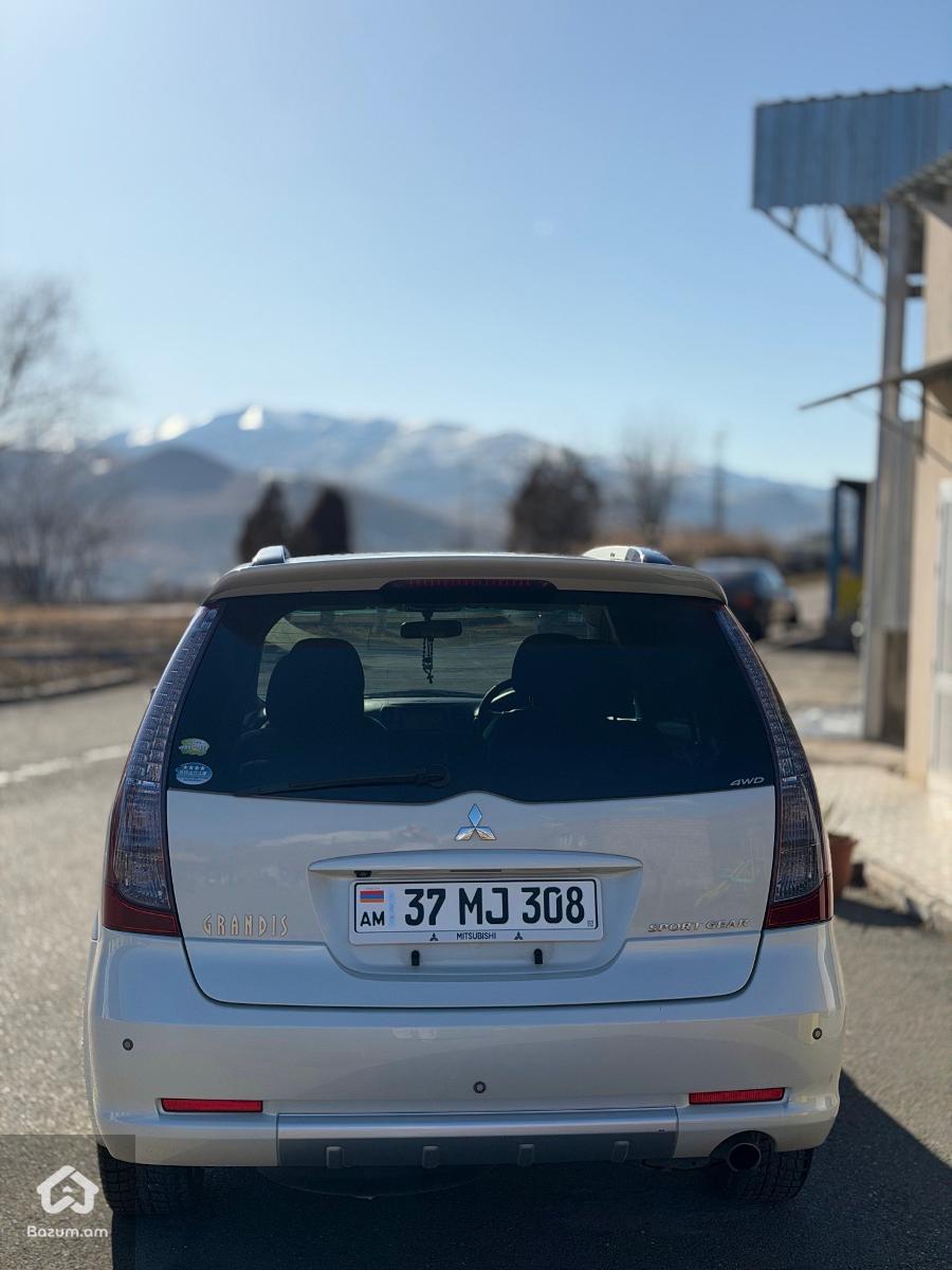 Mitsubishi Grandis Sport Gear - image 4