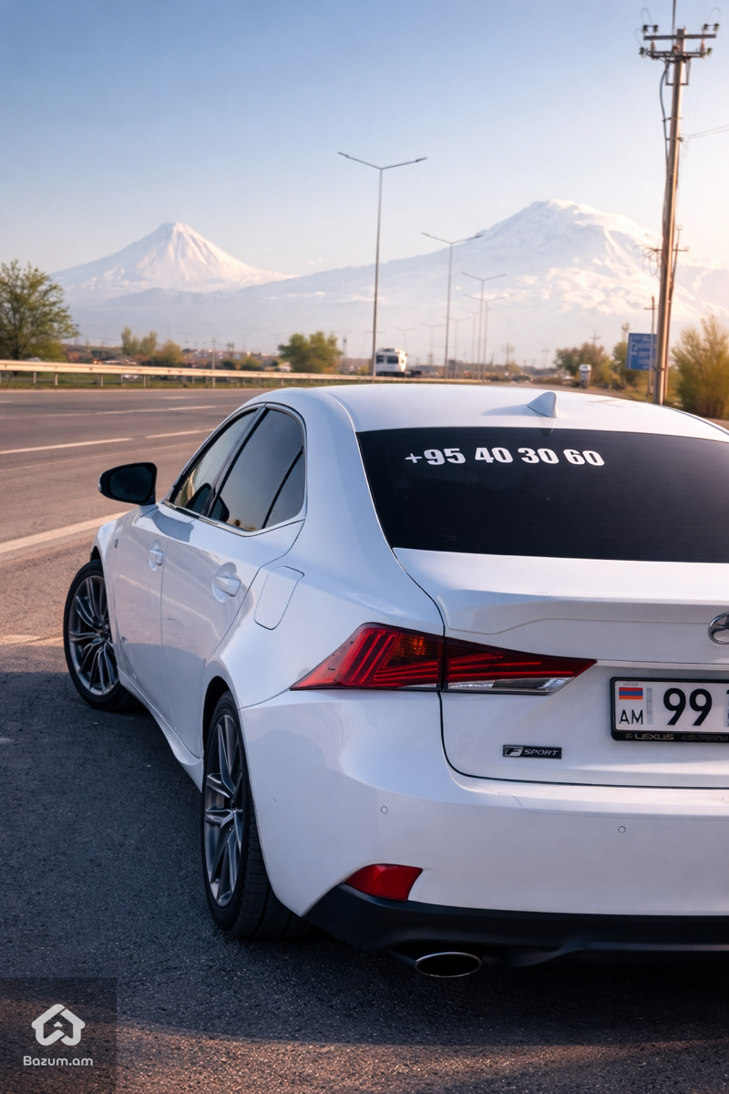 Lexus IS 300 2020 - image 8