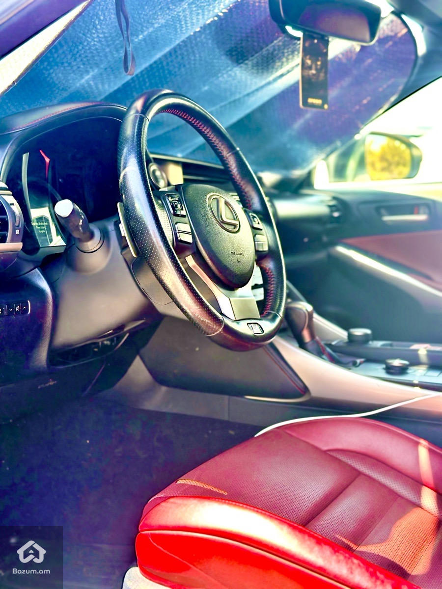 Lexus IS 300 2020 - image 13