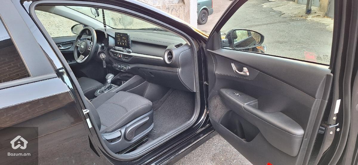 Kia Forte - image 10