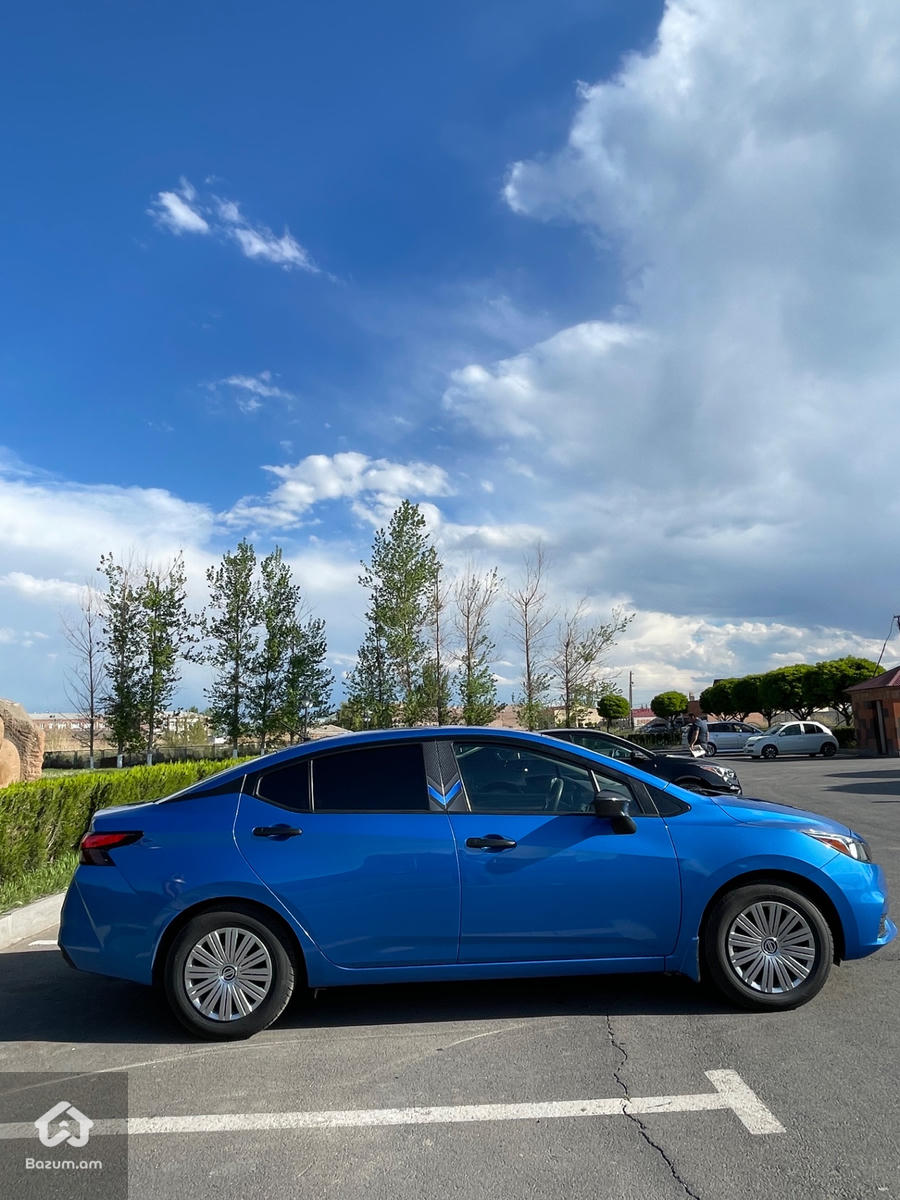 Nissan Versa - image 4