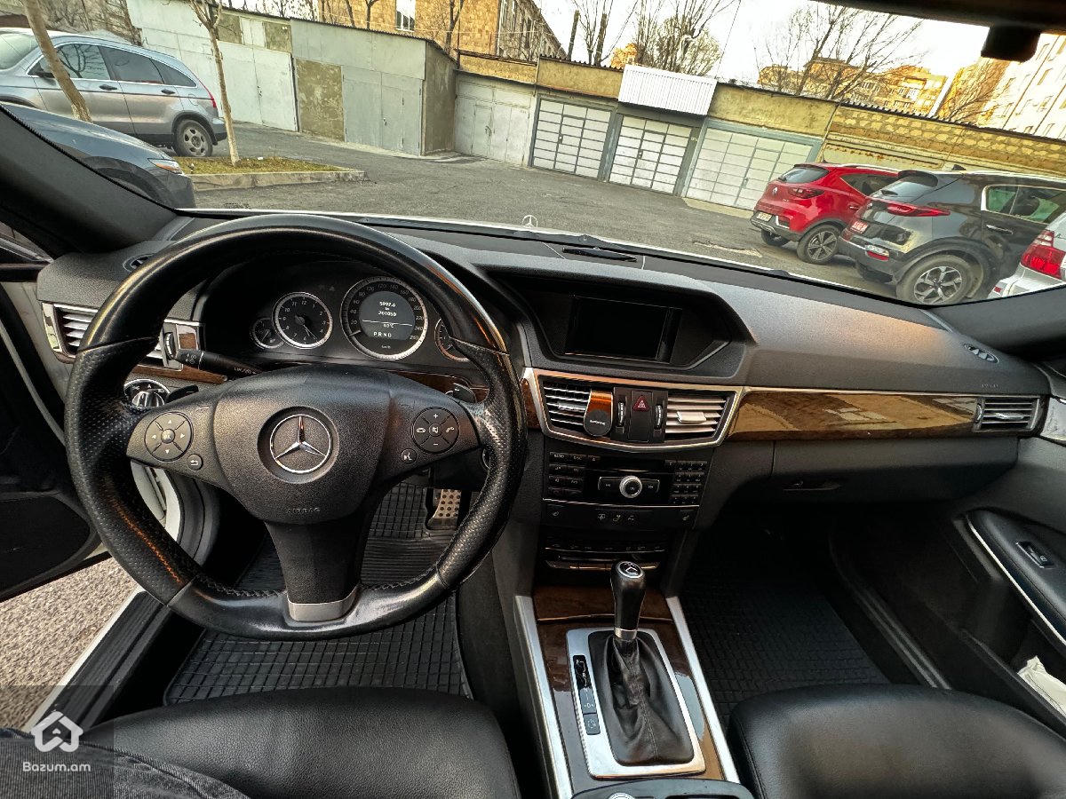 Mercedes Benz - image 8