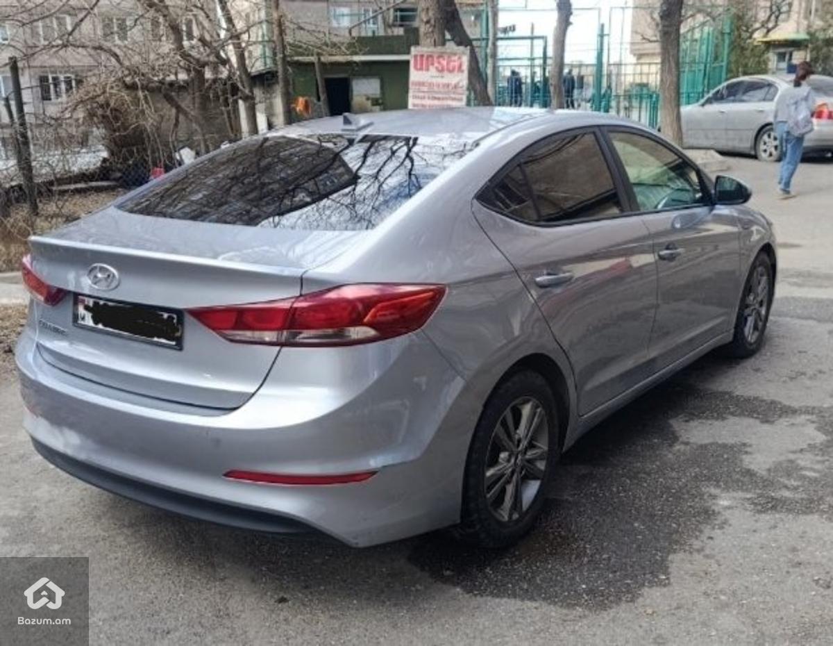 Hyundai Elantra SEL - image 9