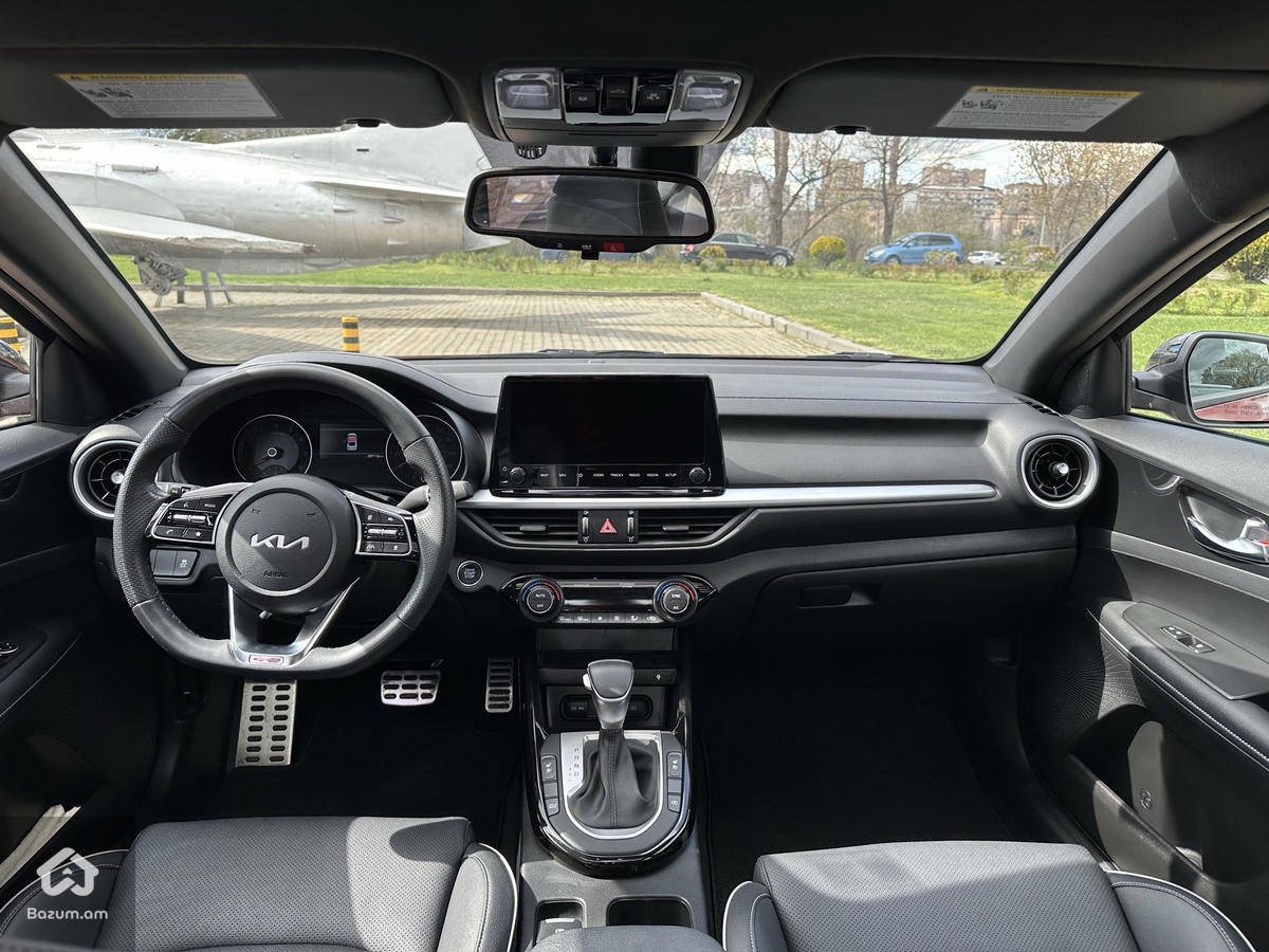 Kia Forte - image 11