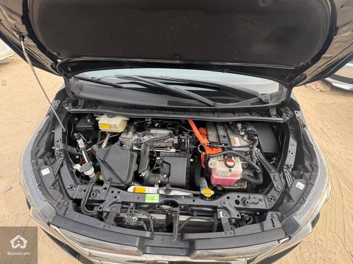 Toyota Voxy  - image 12