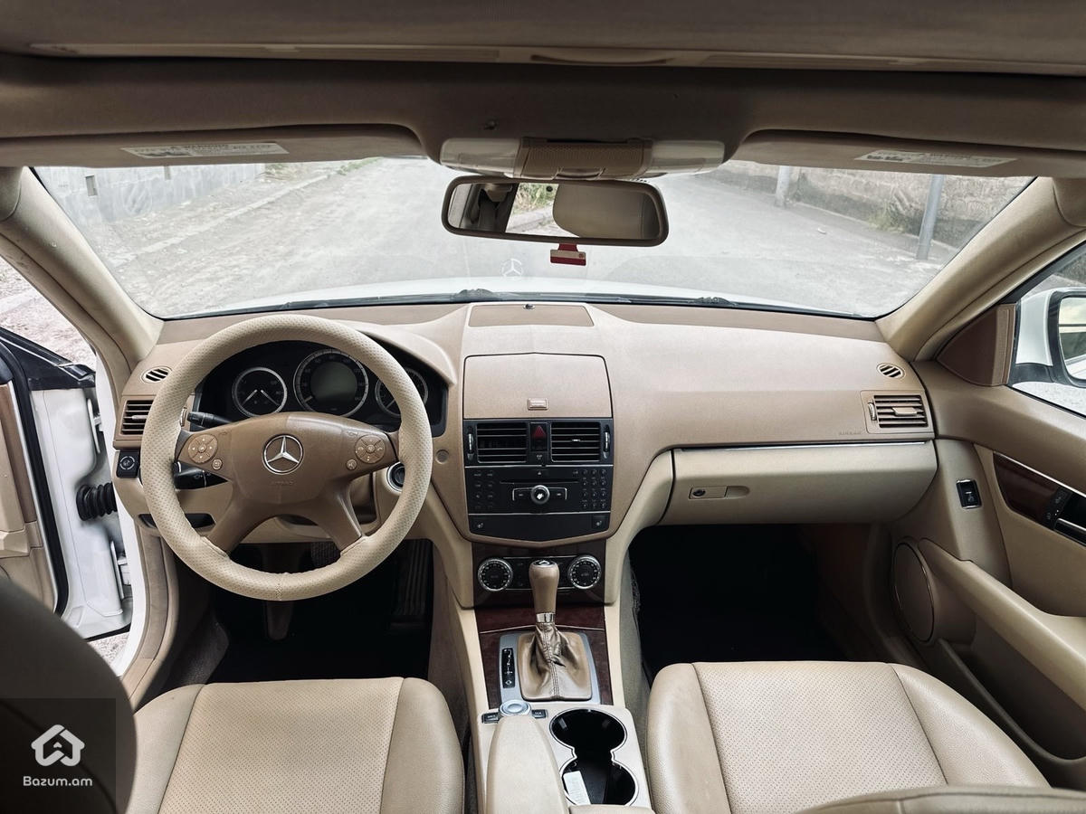 Mercedes-Benz W204 C300 - image 8
