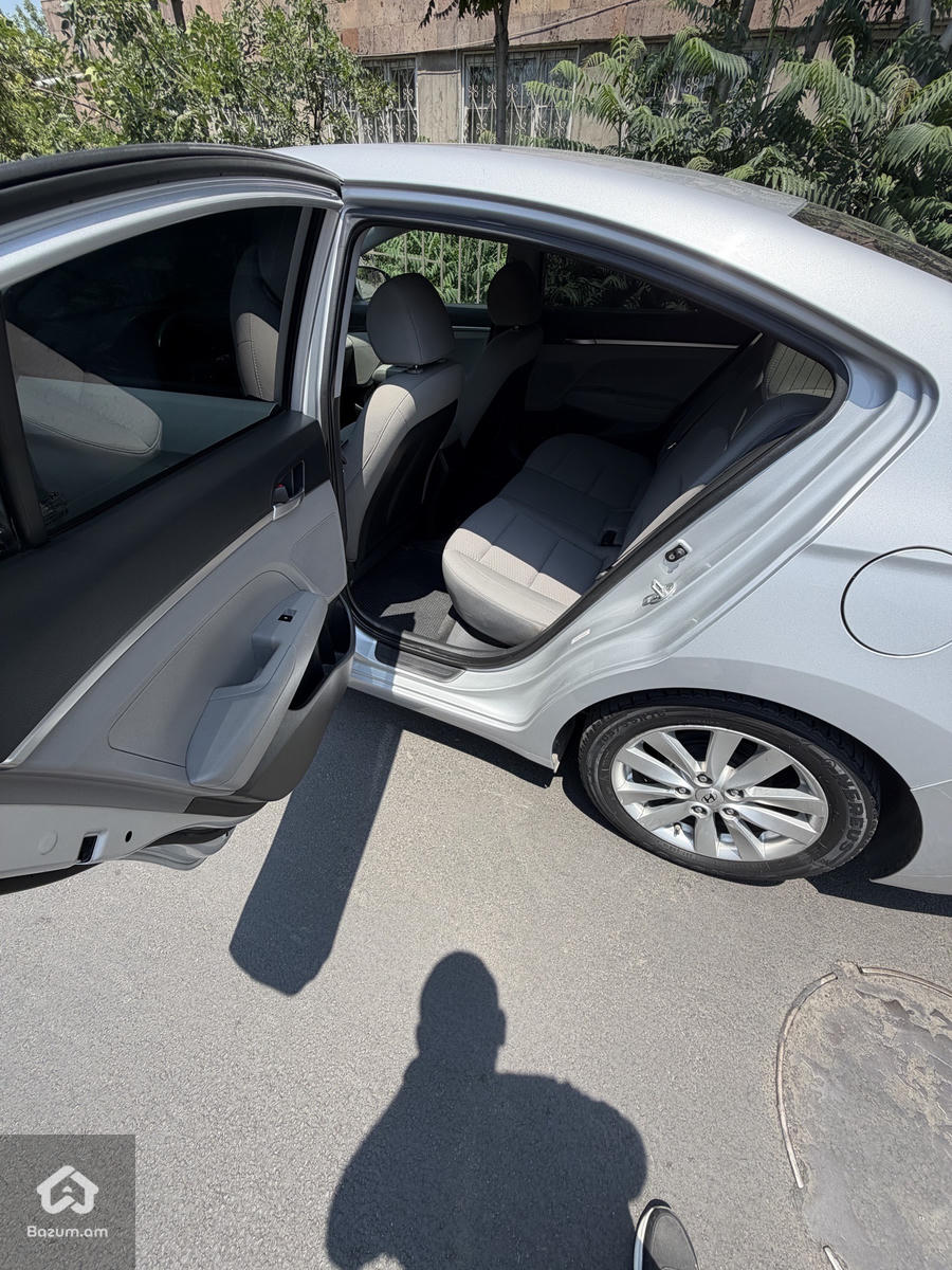 hyundai elantra - image 9