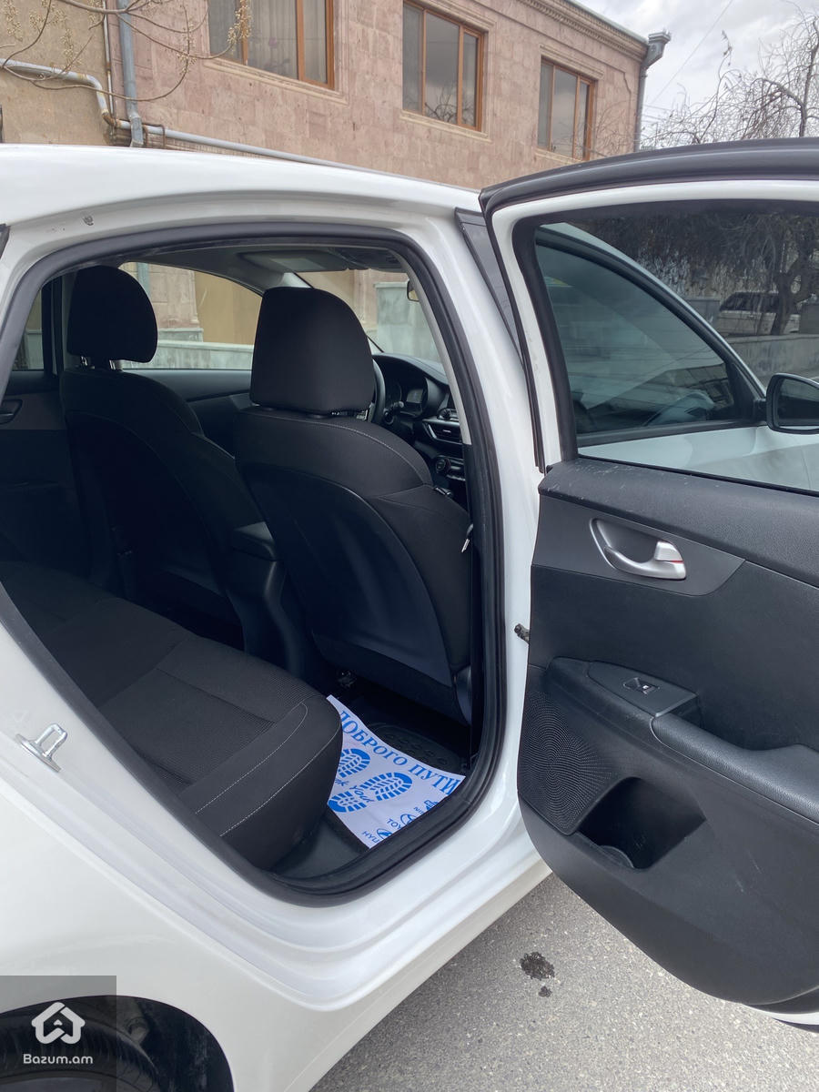 Kia Forte LXS - image 9