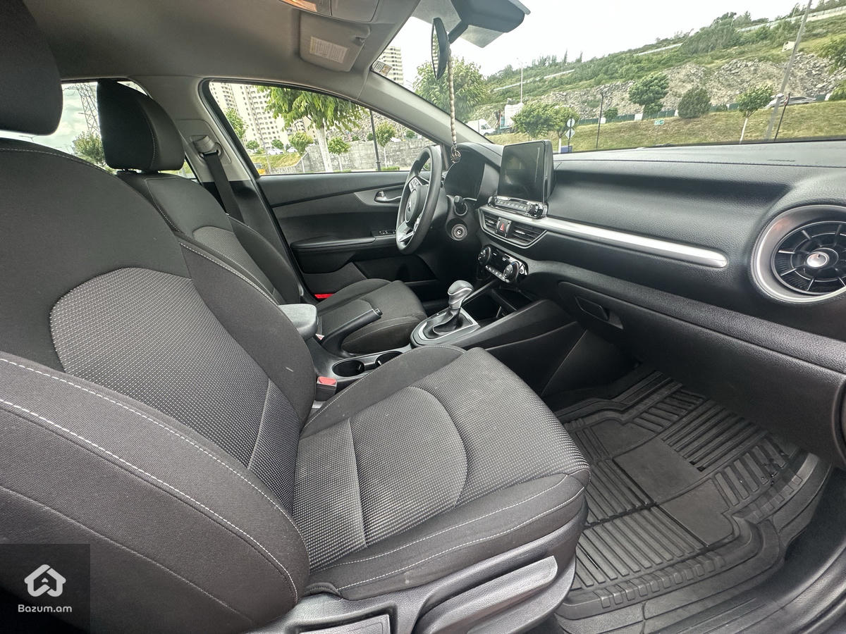 Kia Forte - image 10