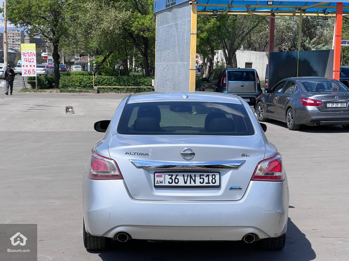 Nissan Altima - image 5