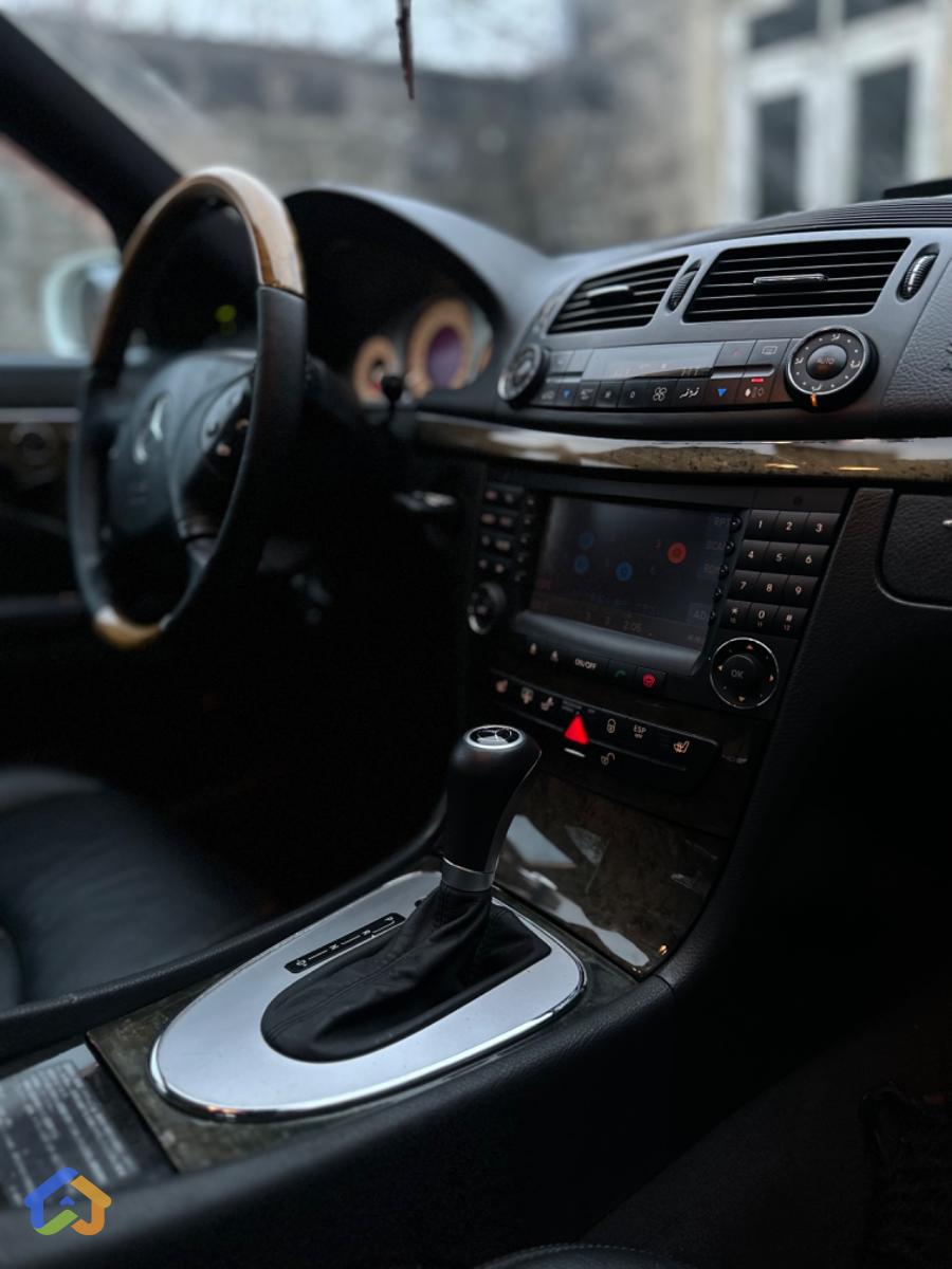 Mercedes Benz - image 9