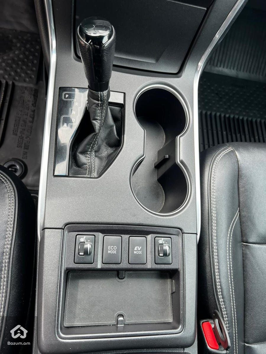 Toyota Camry hybrid - image 11