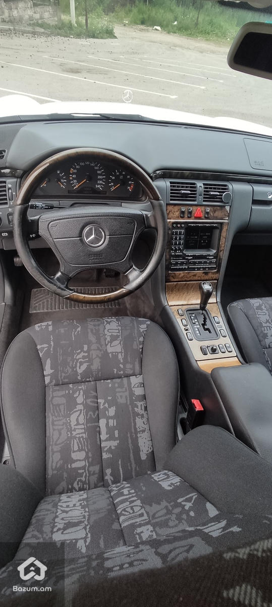 Mercedes-Benz E-Class W210 - image 37